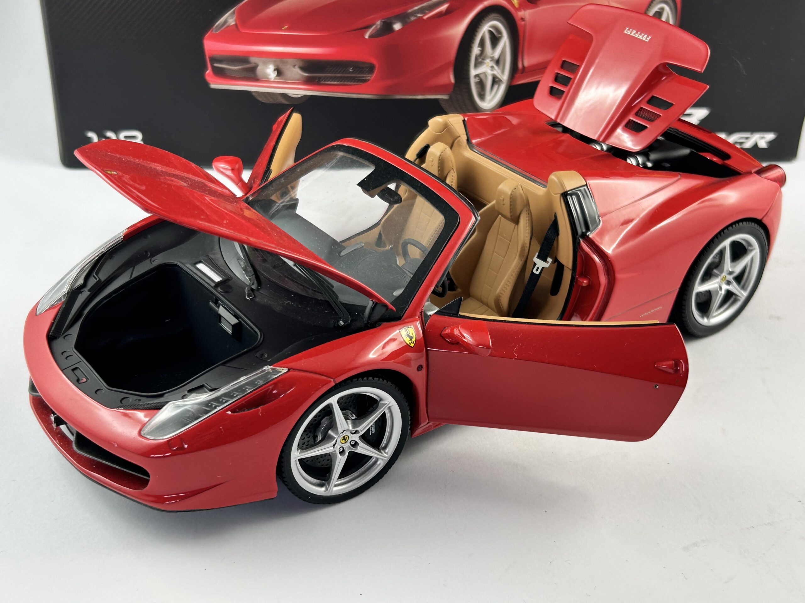 Hot Wheels Ferrari 458 Spider 1/18 - obrazek 4