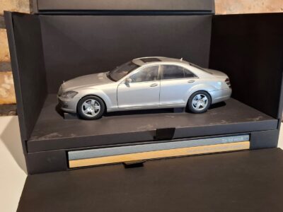 AUTOart Mercedes W221 dealer edition skala 1/18
