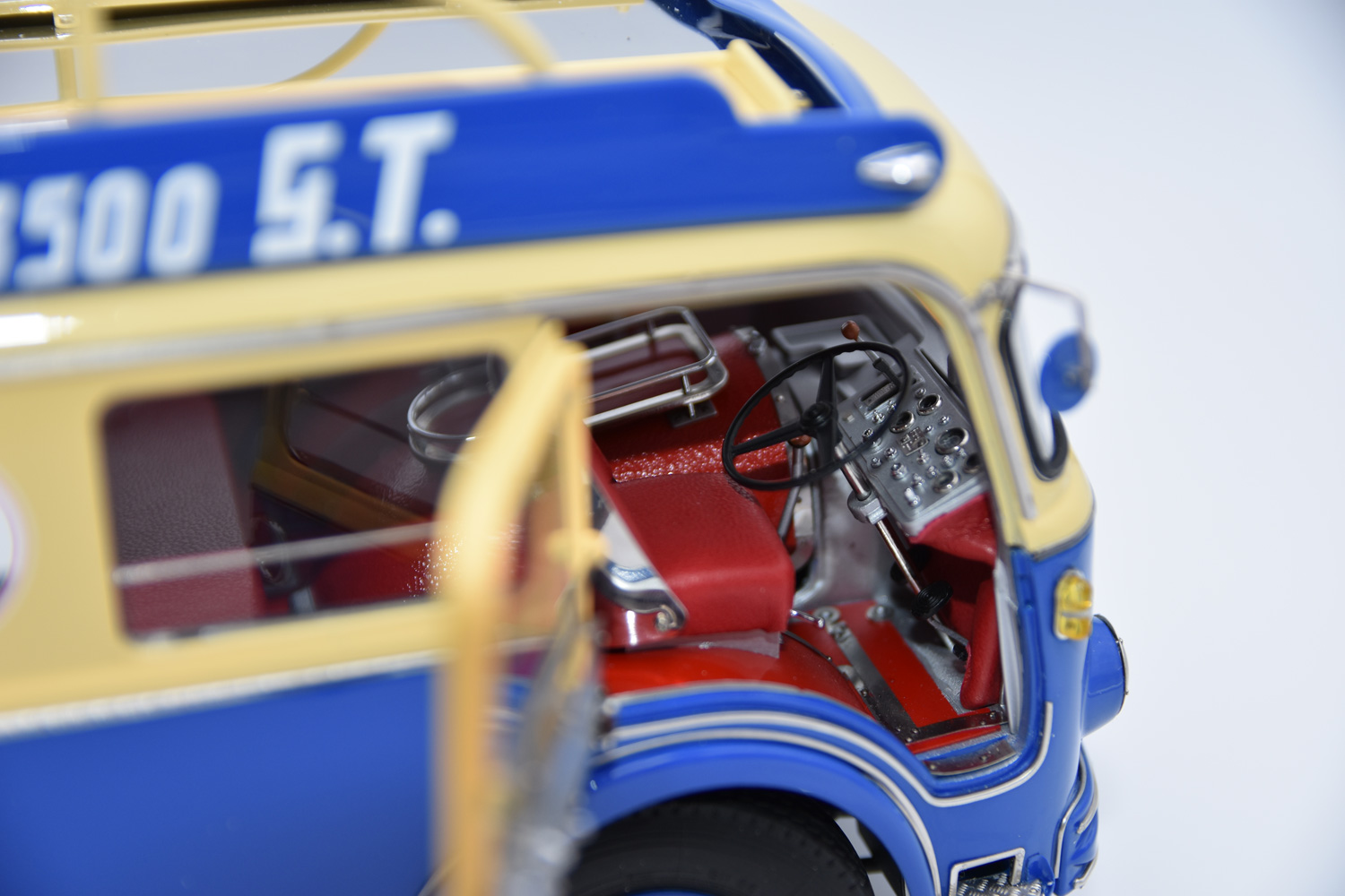 CMC Fiat 642RN2 Bartoletti Racing Transporter Maseratti 1957 1/18 - obrazek 5