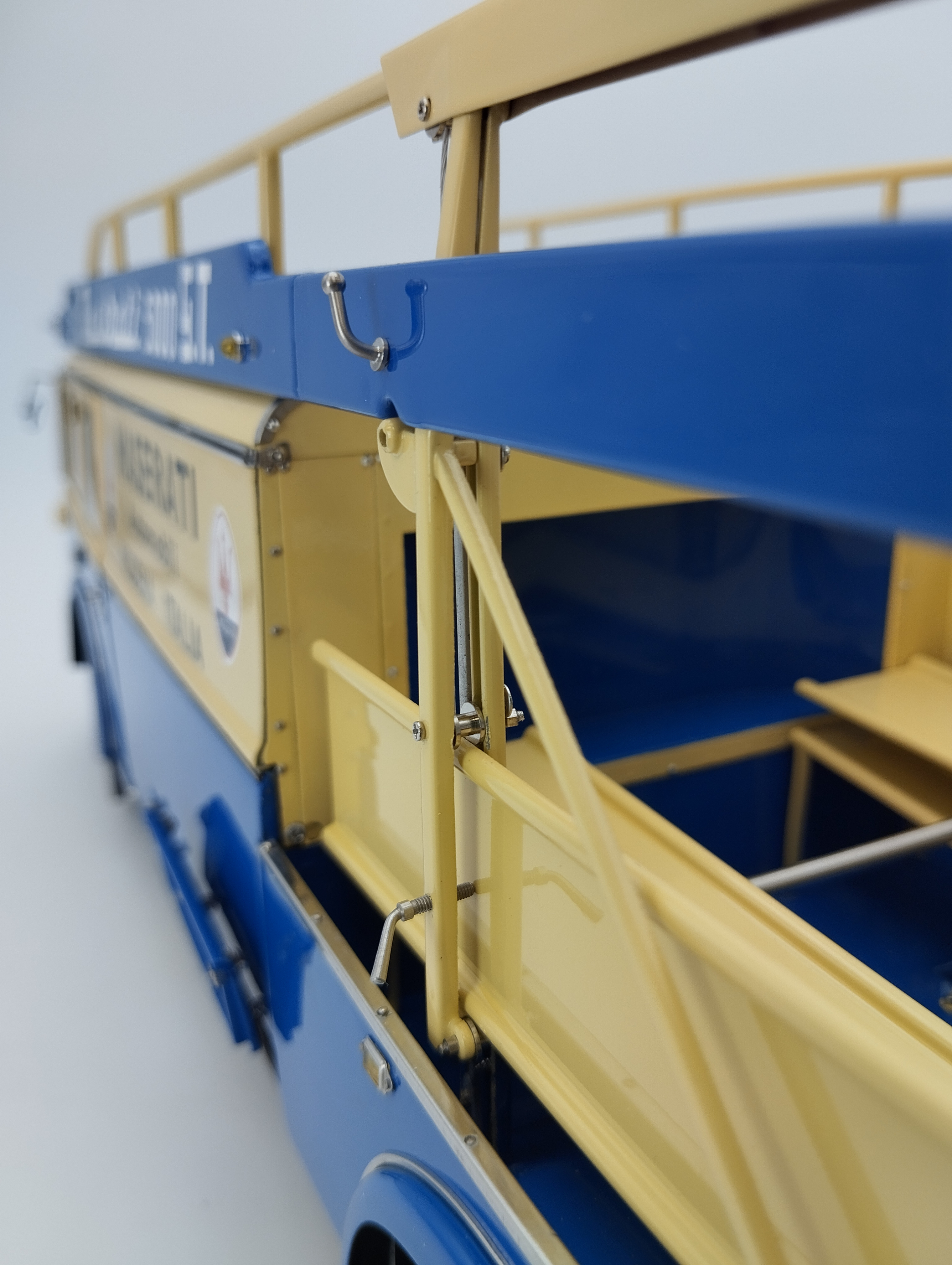 CMC Fiat 642RN2 Bartoletti Racing Transporter Maseratti 1957 1/18 - obrazek 13