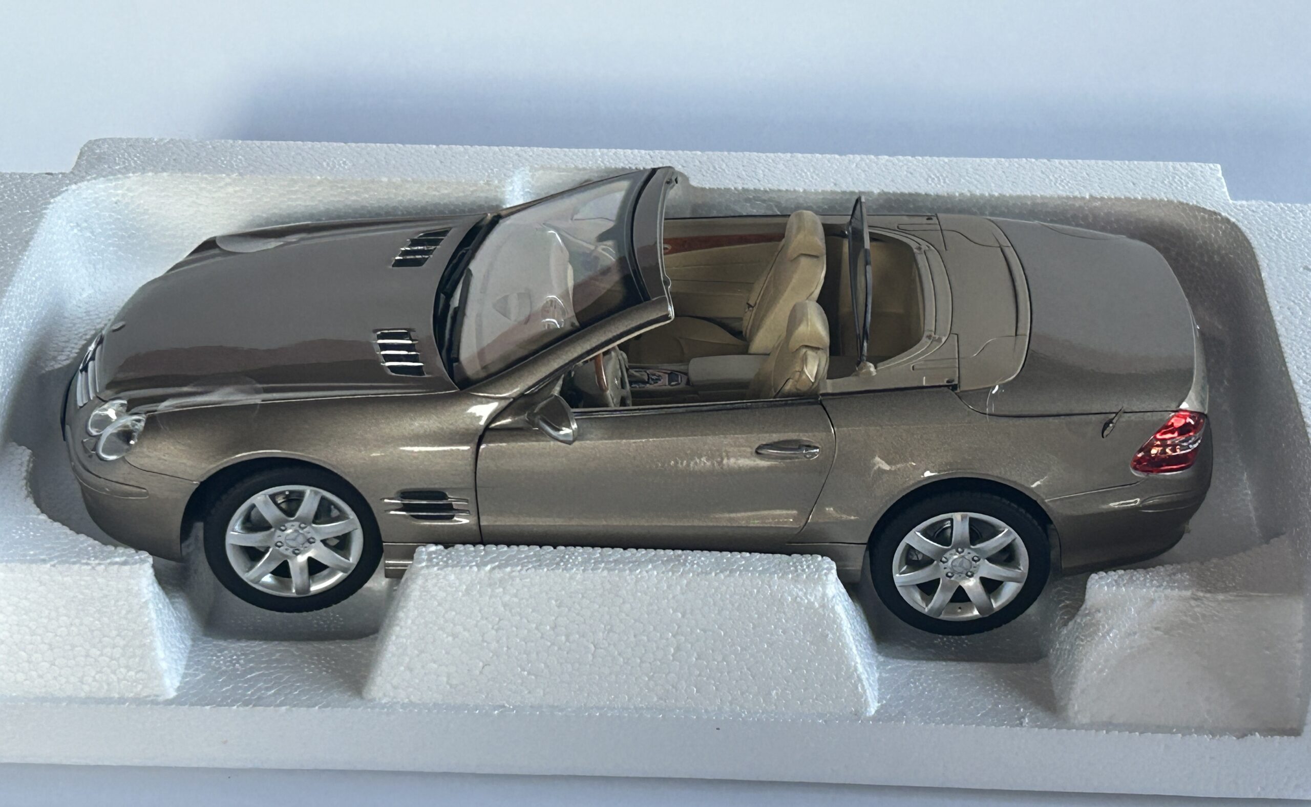 Norev Mercedes SL500 R230 1/18 - obrazek 3