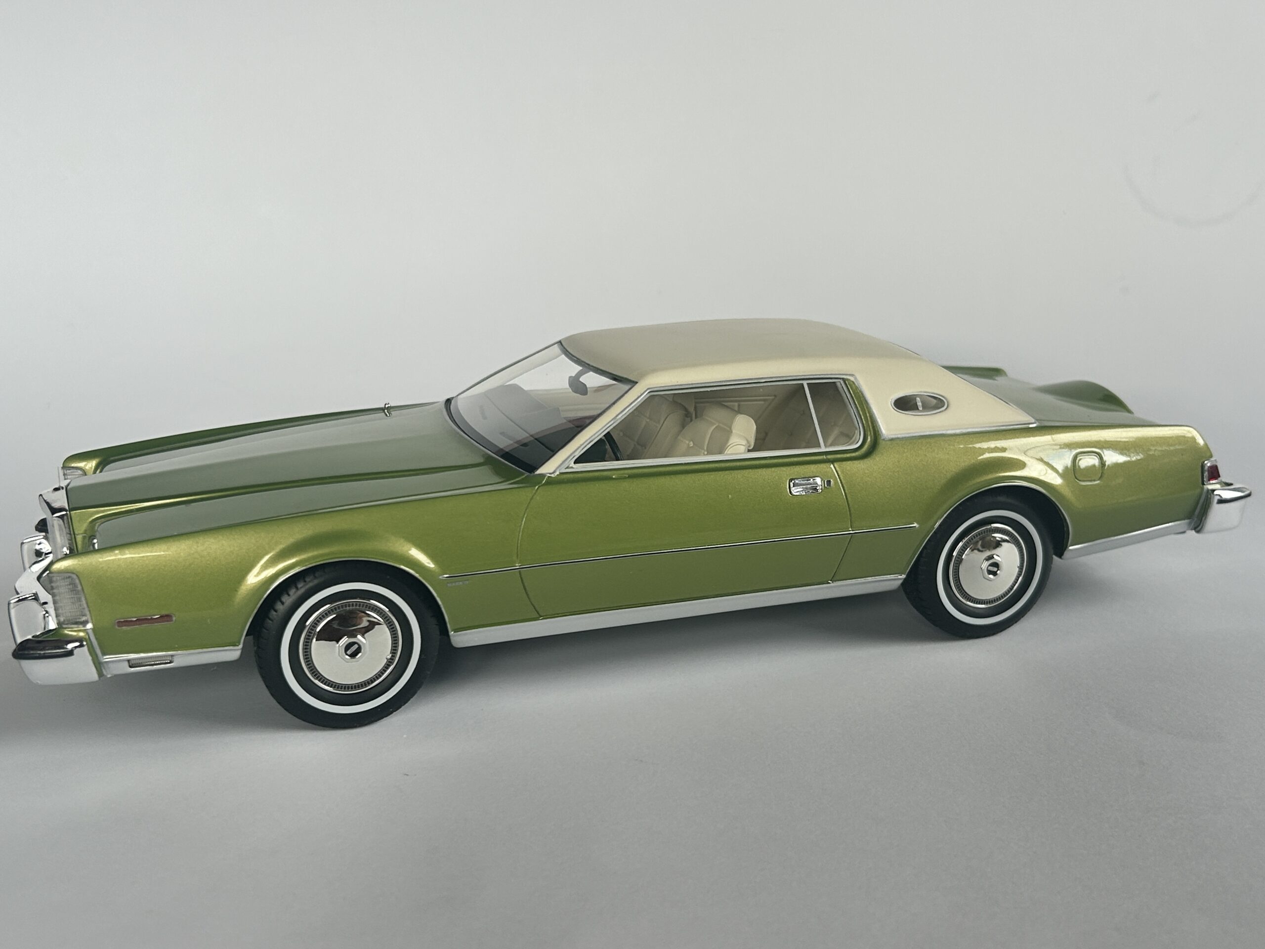 BoS Models Lincoln Continental Mark IV 1/18